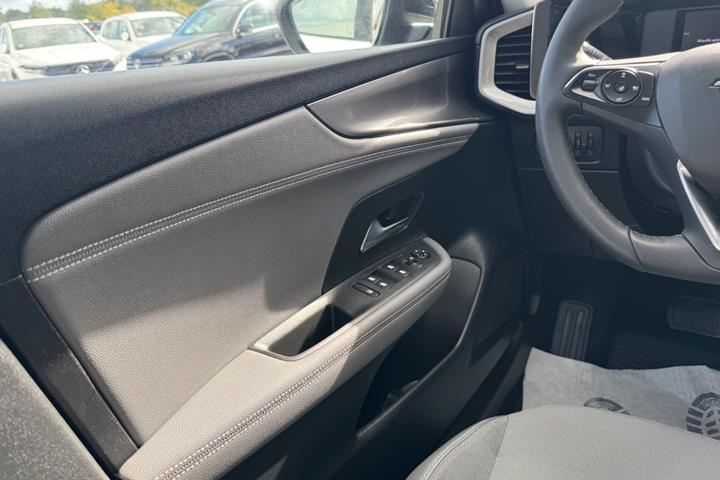 Hvid Opel Mokka-e fra 2024