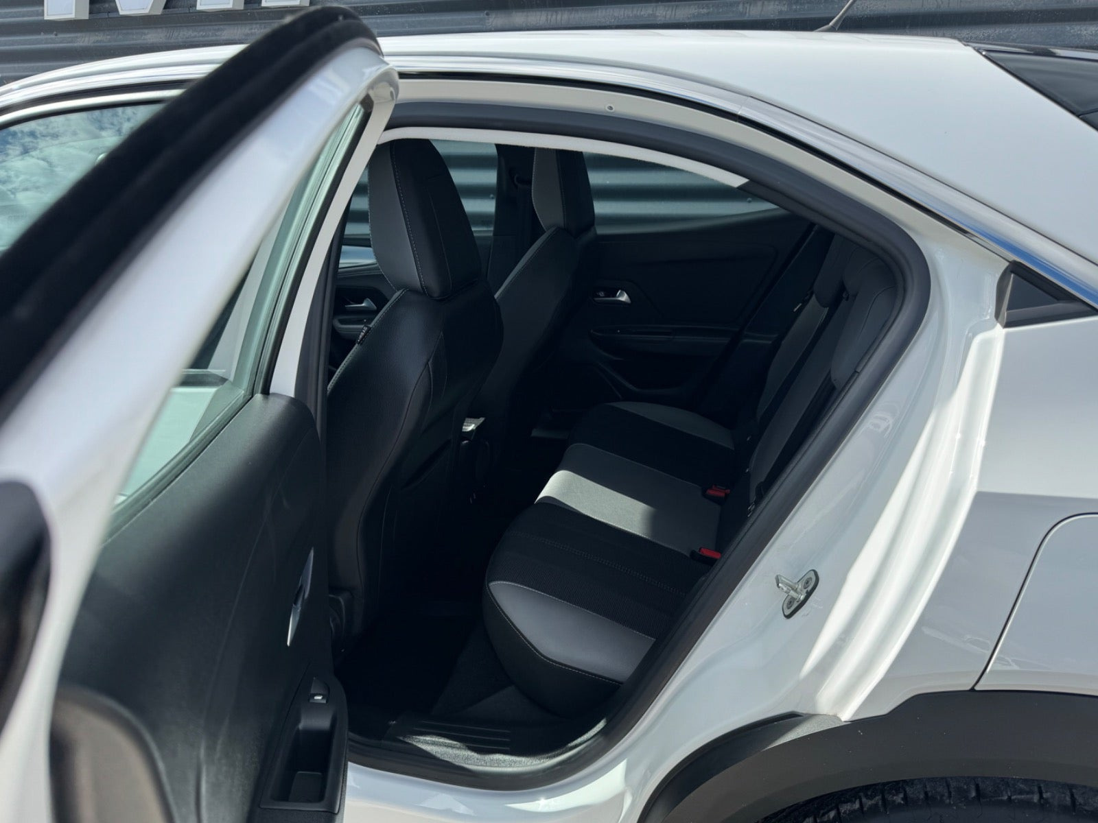 Hvid Opel Mokka-e fra 2024