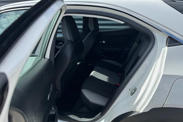 Hvid Opel Mokka-e fra 2024