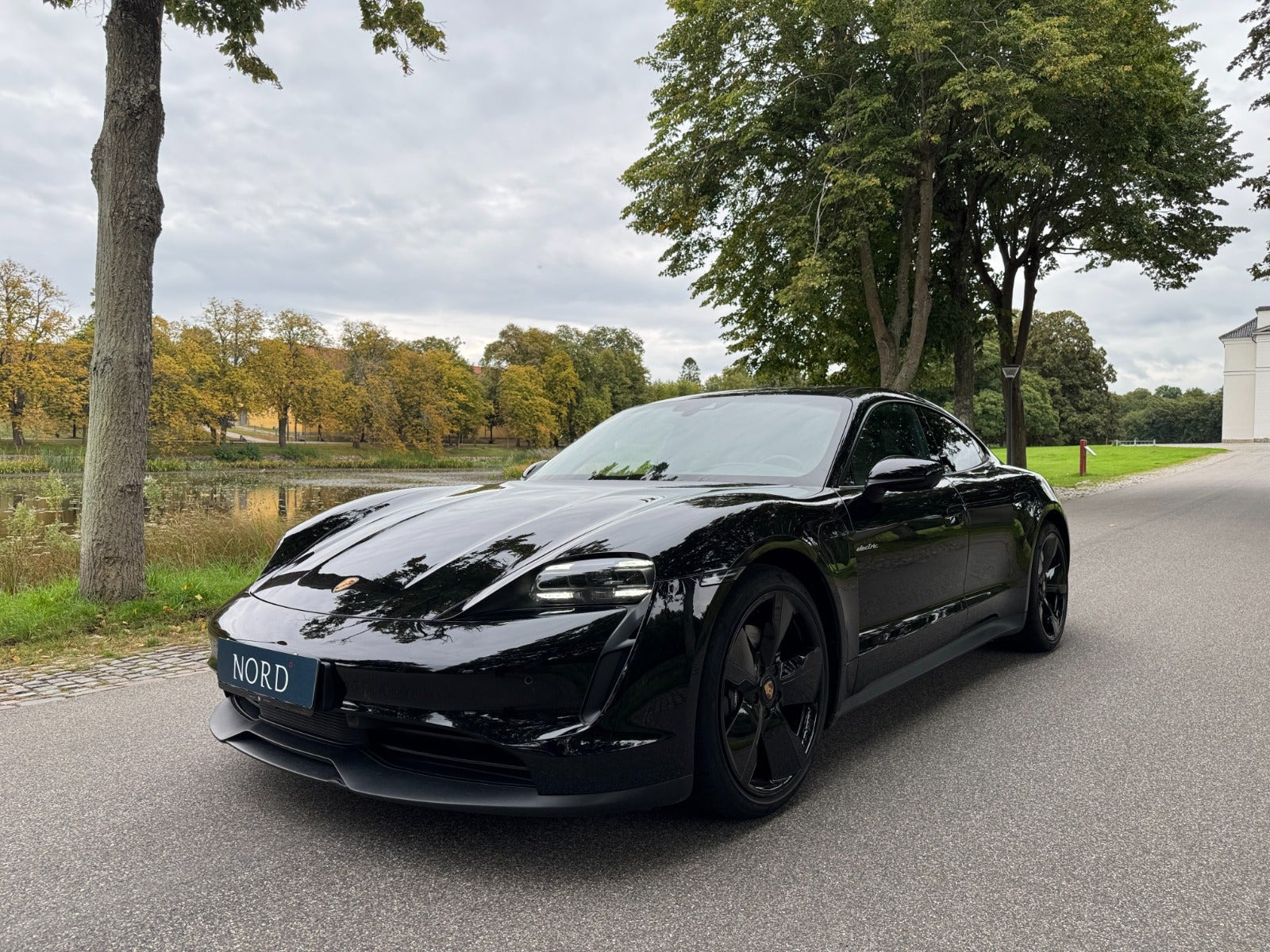 Sort Porsche Taycan fra 2021