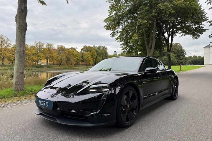 Sort Porsche Taycan fra 2021