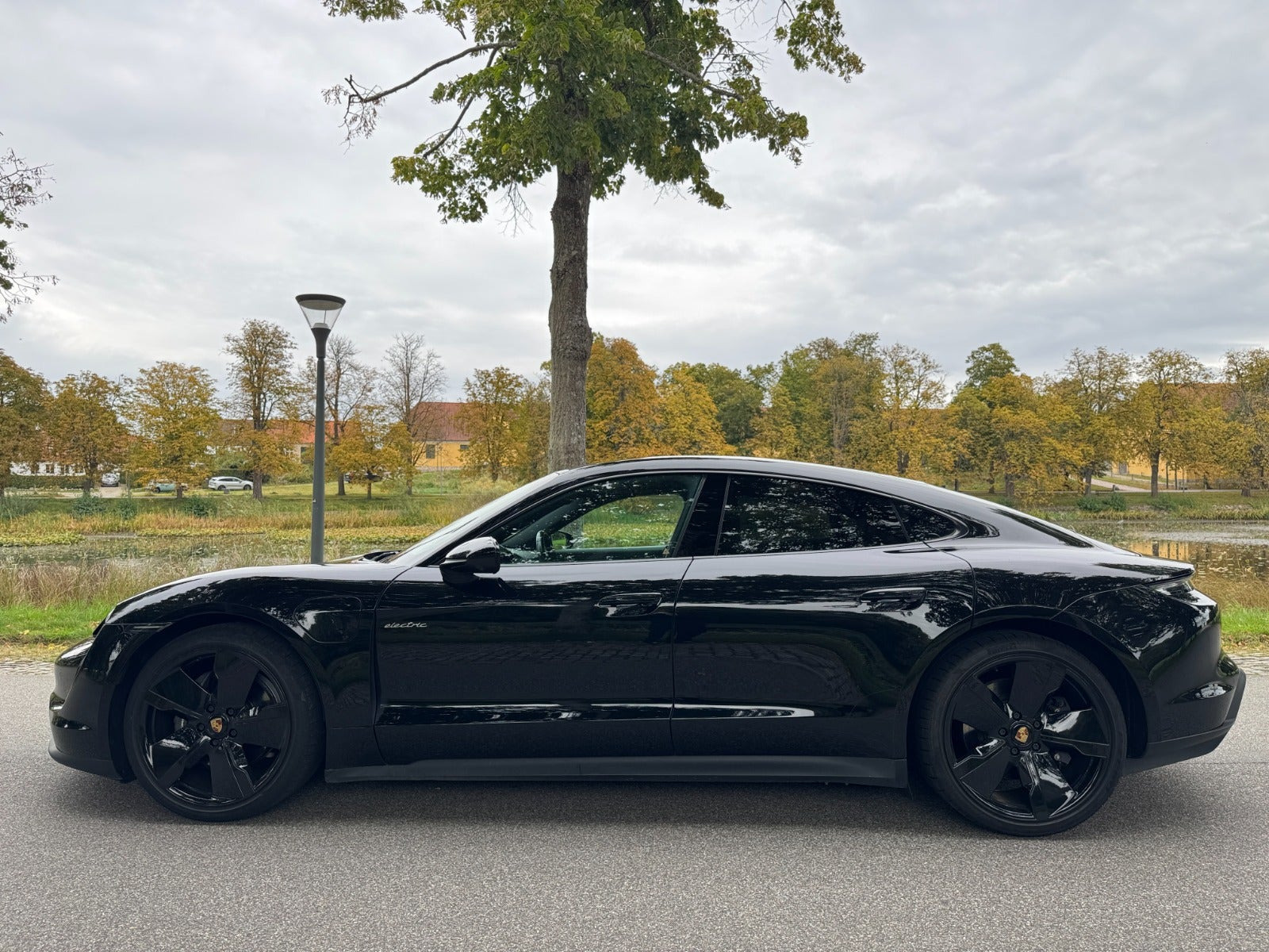 Sort Porsche Taycan fra 2021