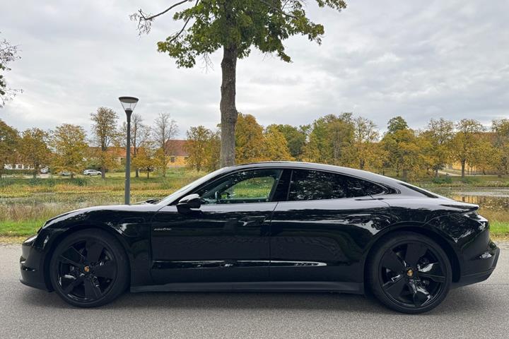 Sort Porsche Taycan fra 2021