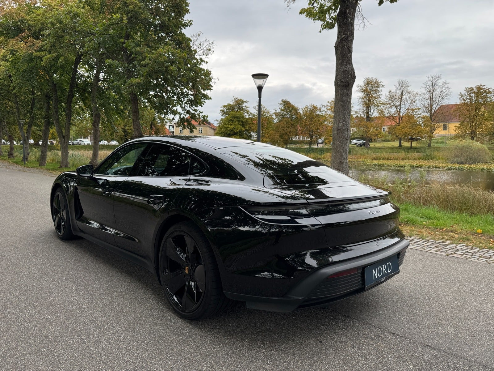 Sort Porsche Taycan fra 2021