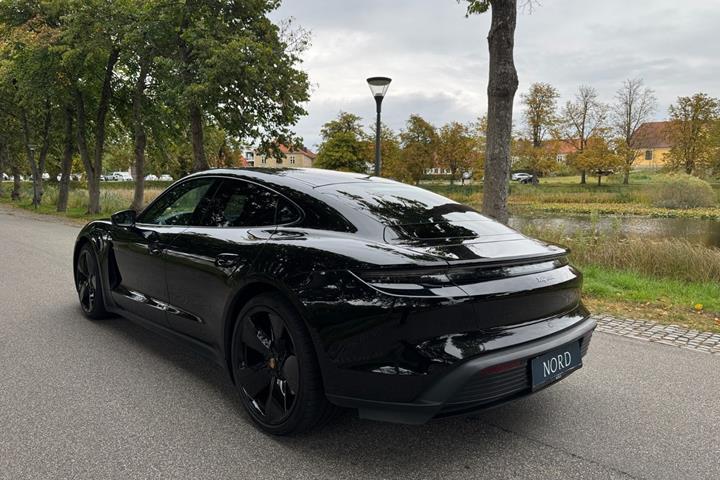 Sort Porsche Taycan fra 2021