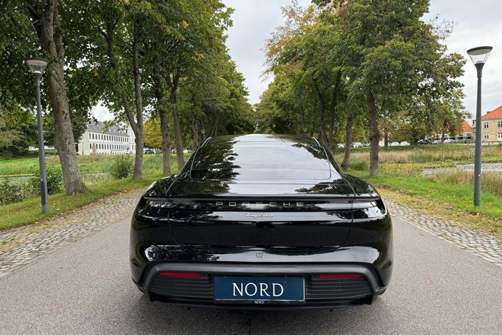 Sort Porsche Taycan fra 2021