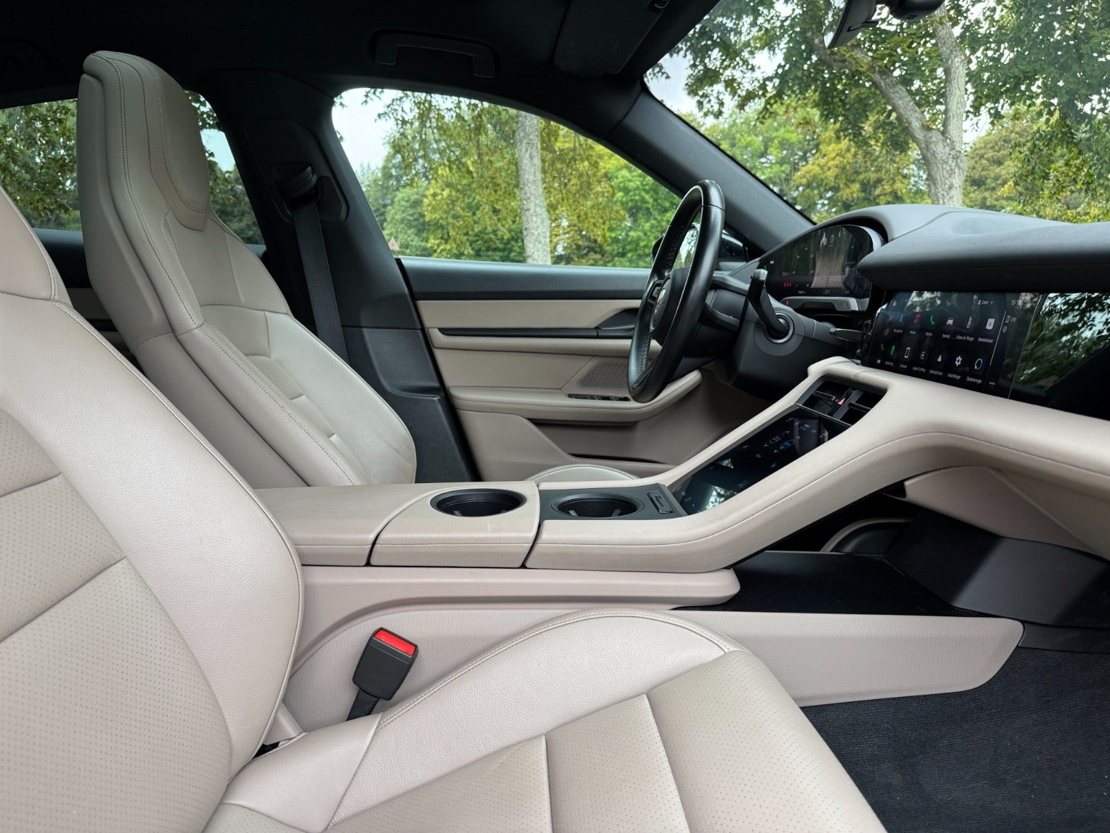 Sort Porsche Taycan fra 2021