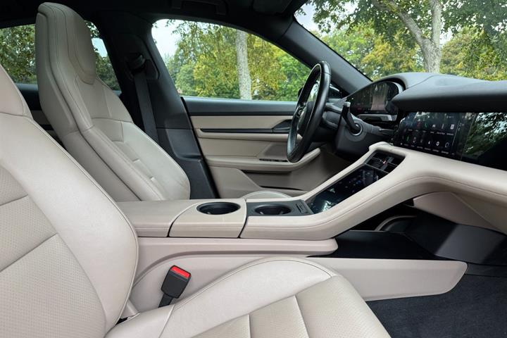 Sort Porsche Taycan fra 2021