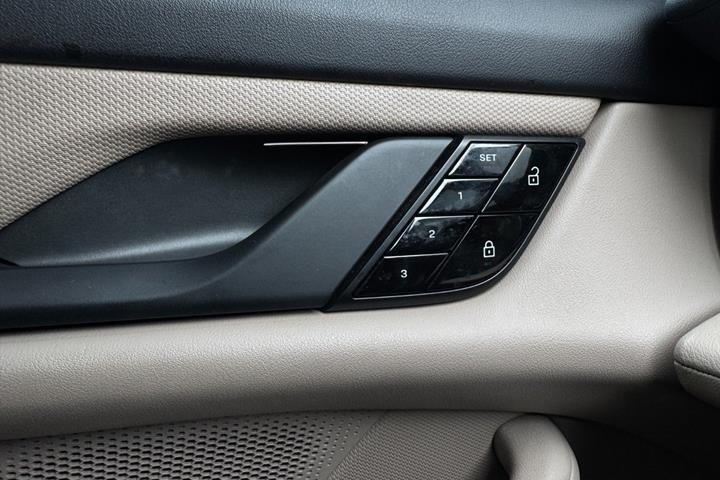Sort Porsche Taycan fra 2021