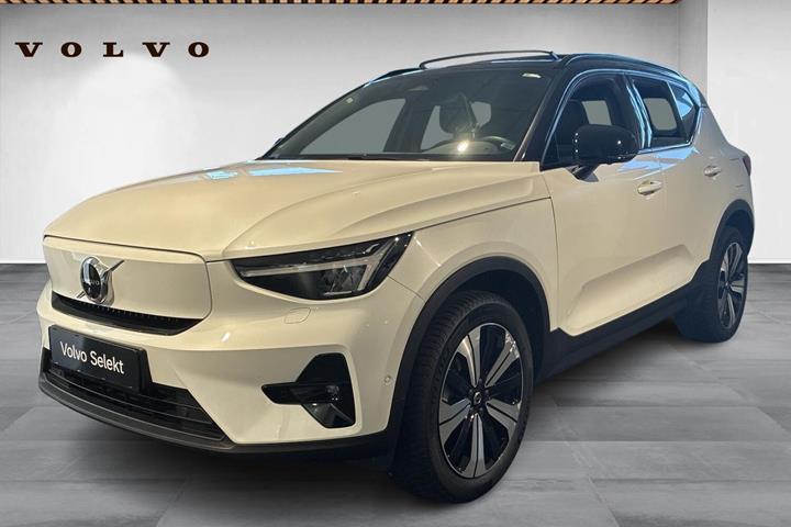 Hvid Volvo XC40 fra 2023 set udefra
