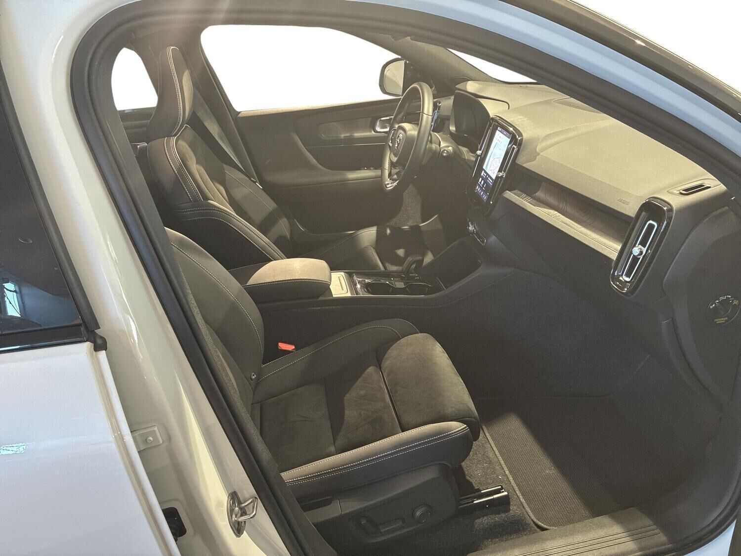 Hvid Volvo XC40 fra 2023