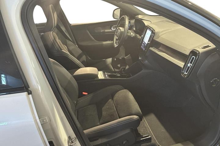 Hvid Volvo XC40 fra 2023