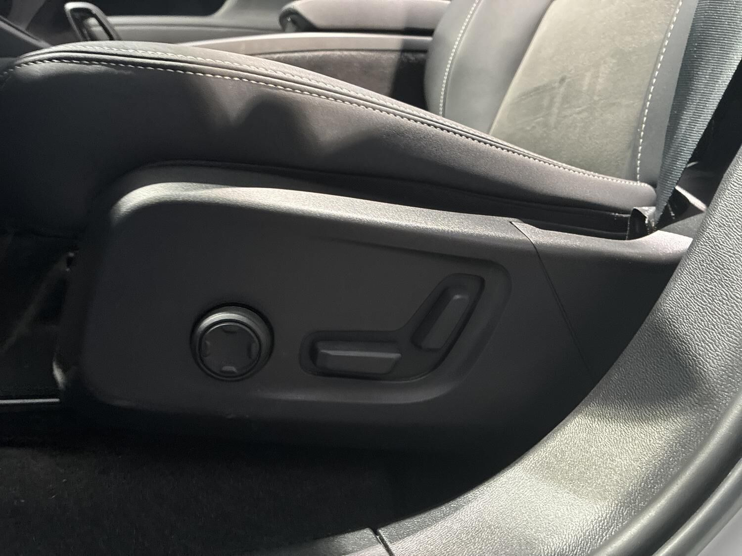 Hvid Volvo XC40 fra 2023