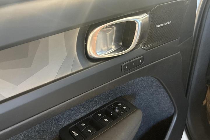 Hvid Volvo XC40 fra 2023