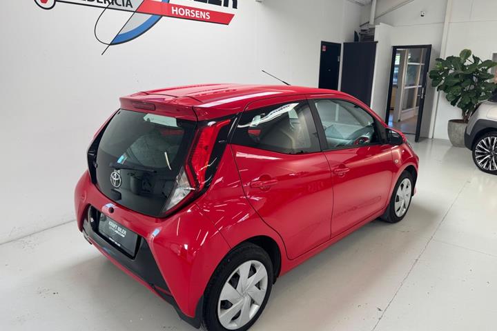 Rød Toyota Aygo fra 2018