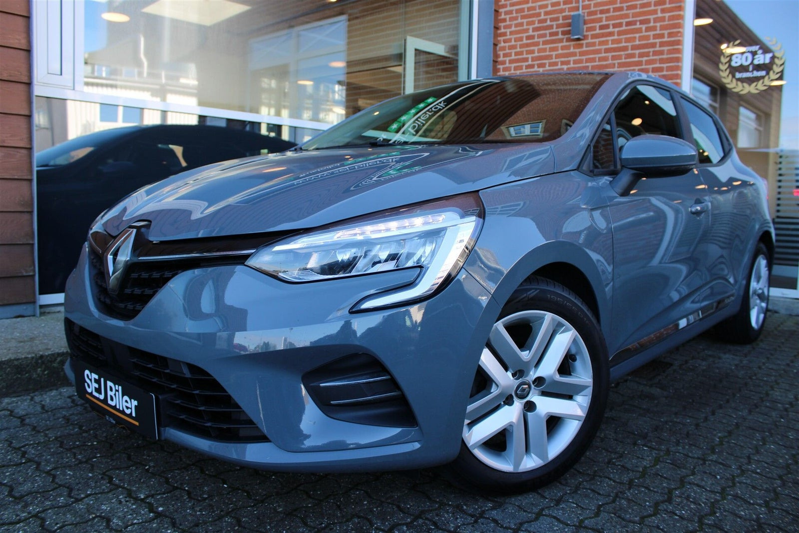 Grå Renault Clio V fra 2019