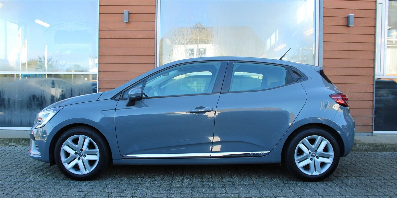 Grå Renault Clio V fra 2019