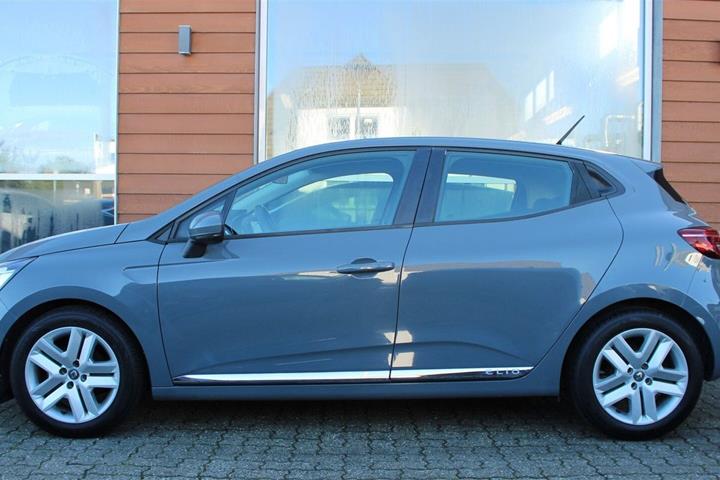 Grå Renault Clio V fra 2019