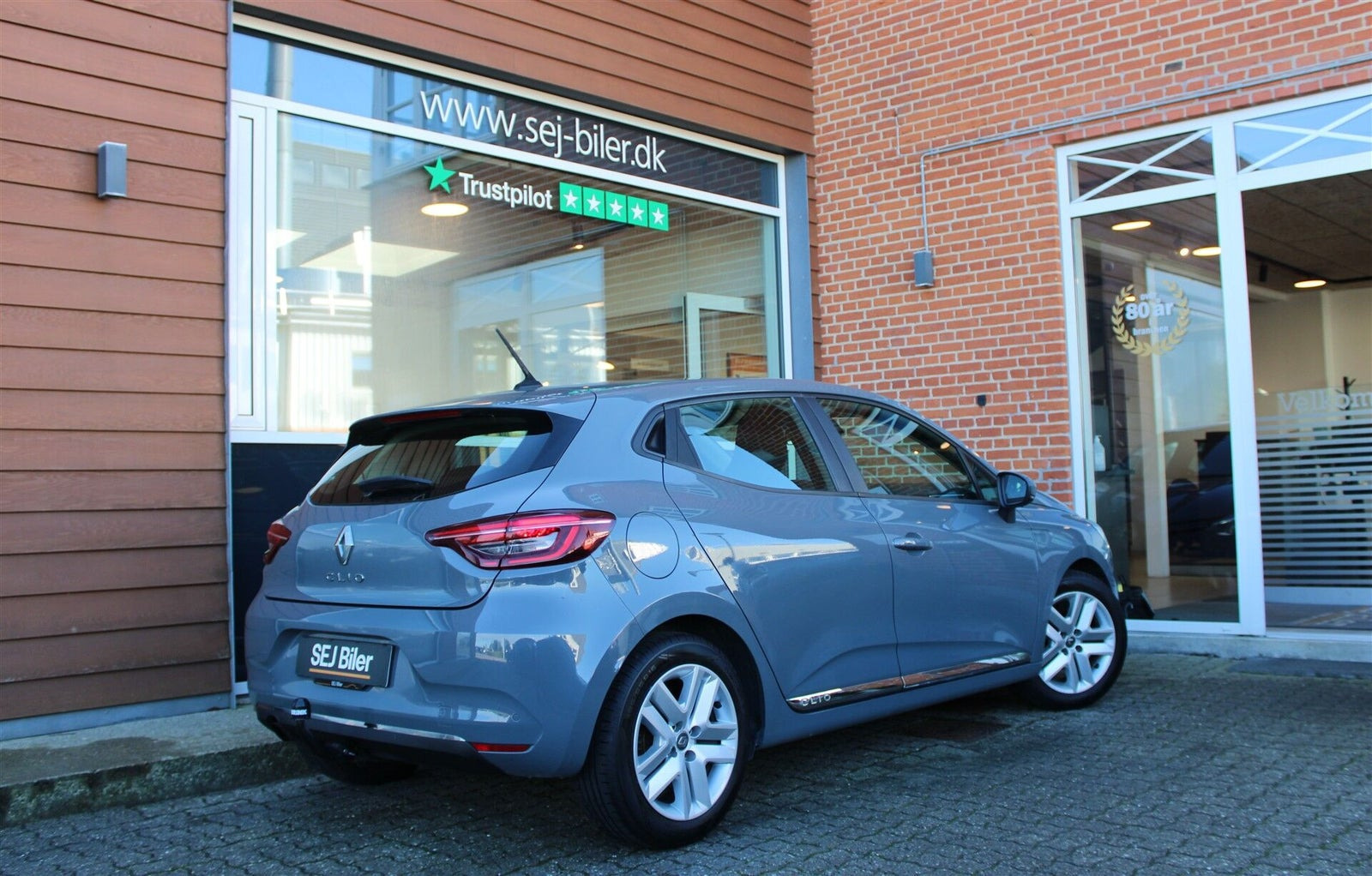 Grå Renault Clio V fra 2019