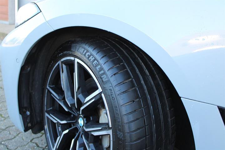 Grå BMW i4 fra 2023