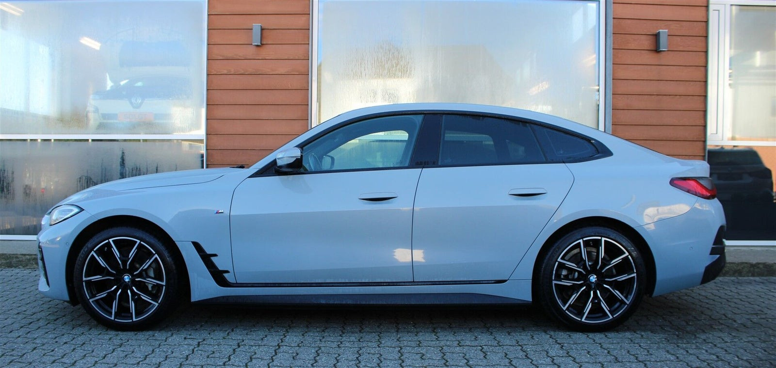 Grå BMW i4 fra 2023