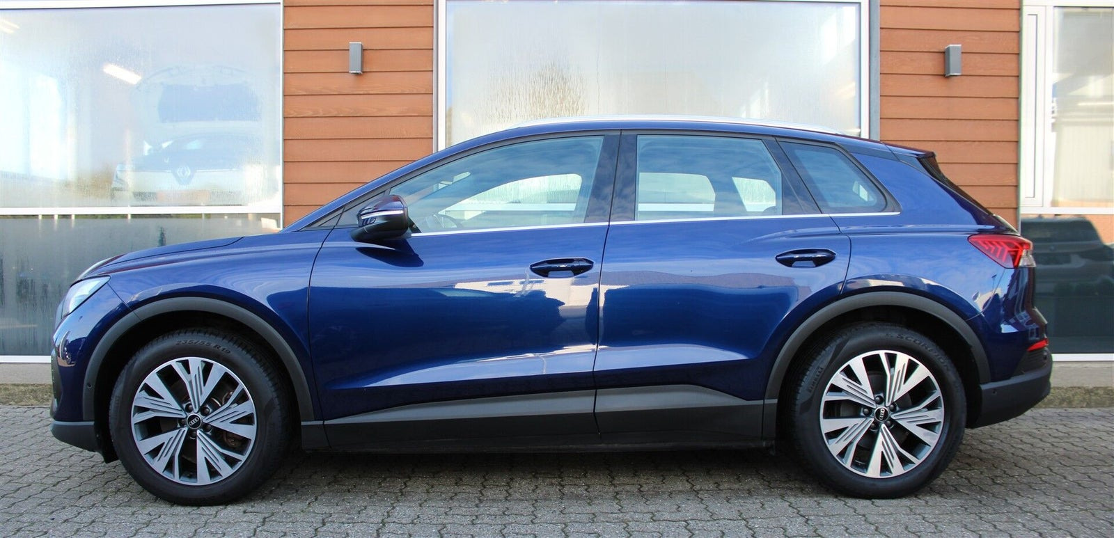 Blå Audi Q4 e-tron fra 2023