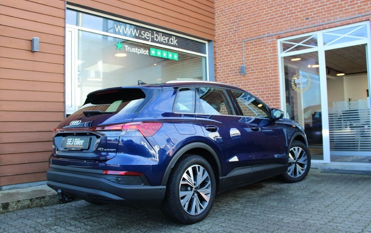 Blå Audi Q4 e-tron fra 2023