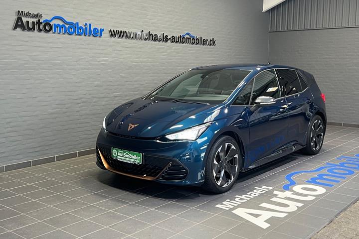 Blå Cupra Born fra 2023 set udefra