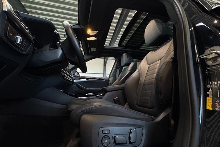 Sort BMW iX3 fra 2023