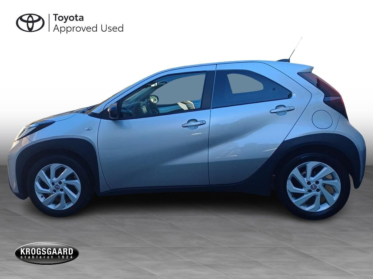 Sølv Toyota Aygo X fra 2022