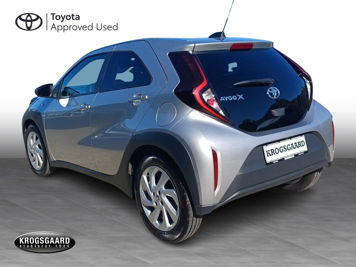 Sølv Toyota Aygo X fra 2022