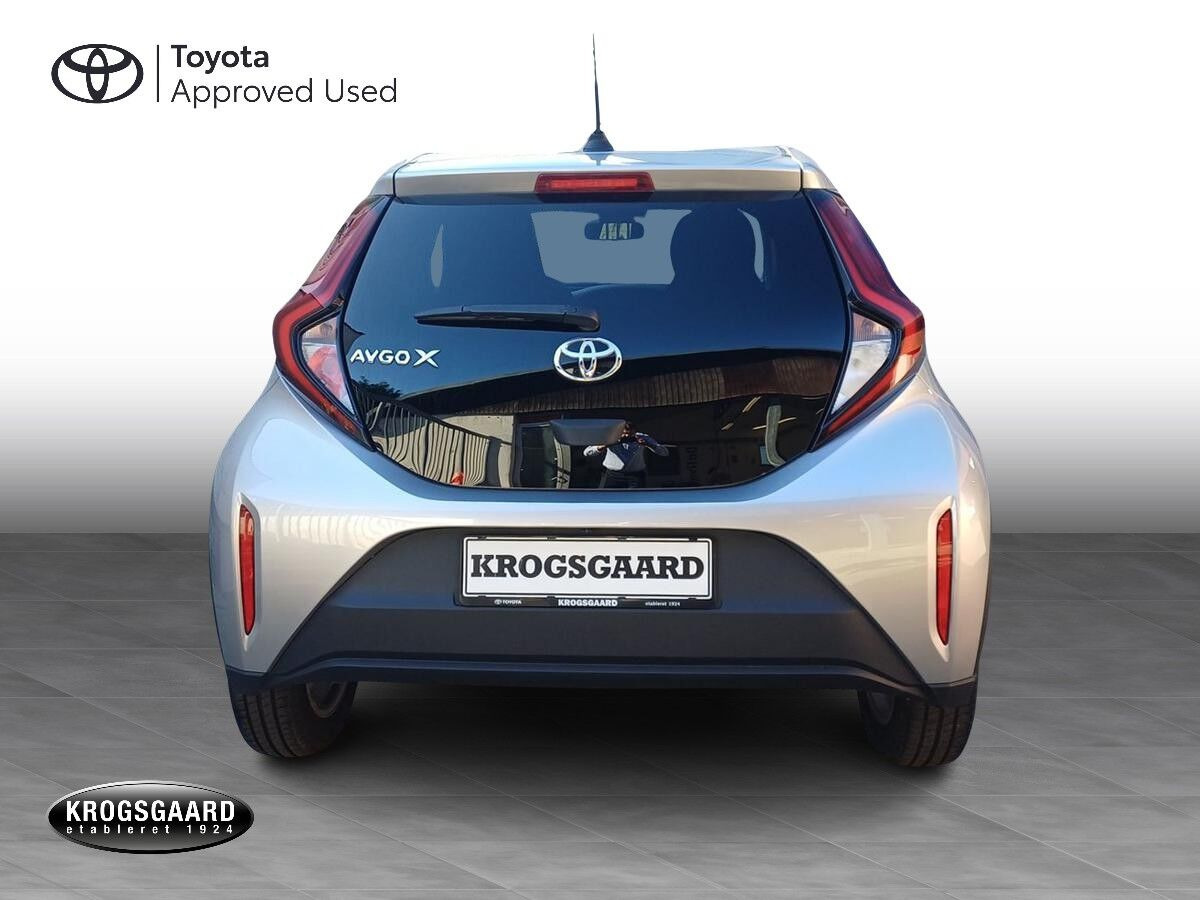 Sølv Toyota Aygo X fra 2022