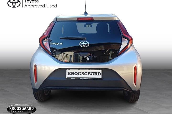 Sølv Toyota Aygo X fra 2022