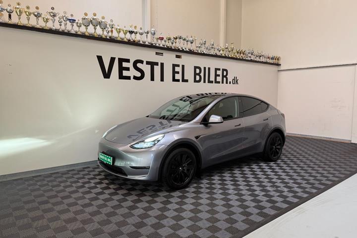 Sølv Tesla Model Y fra 2024