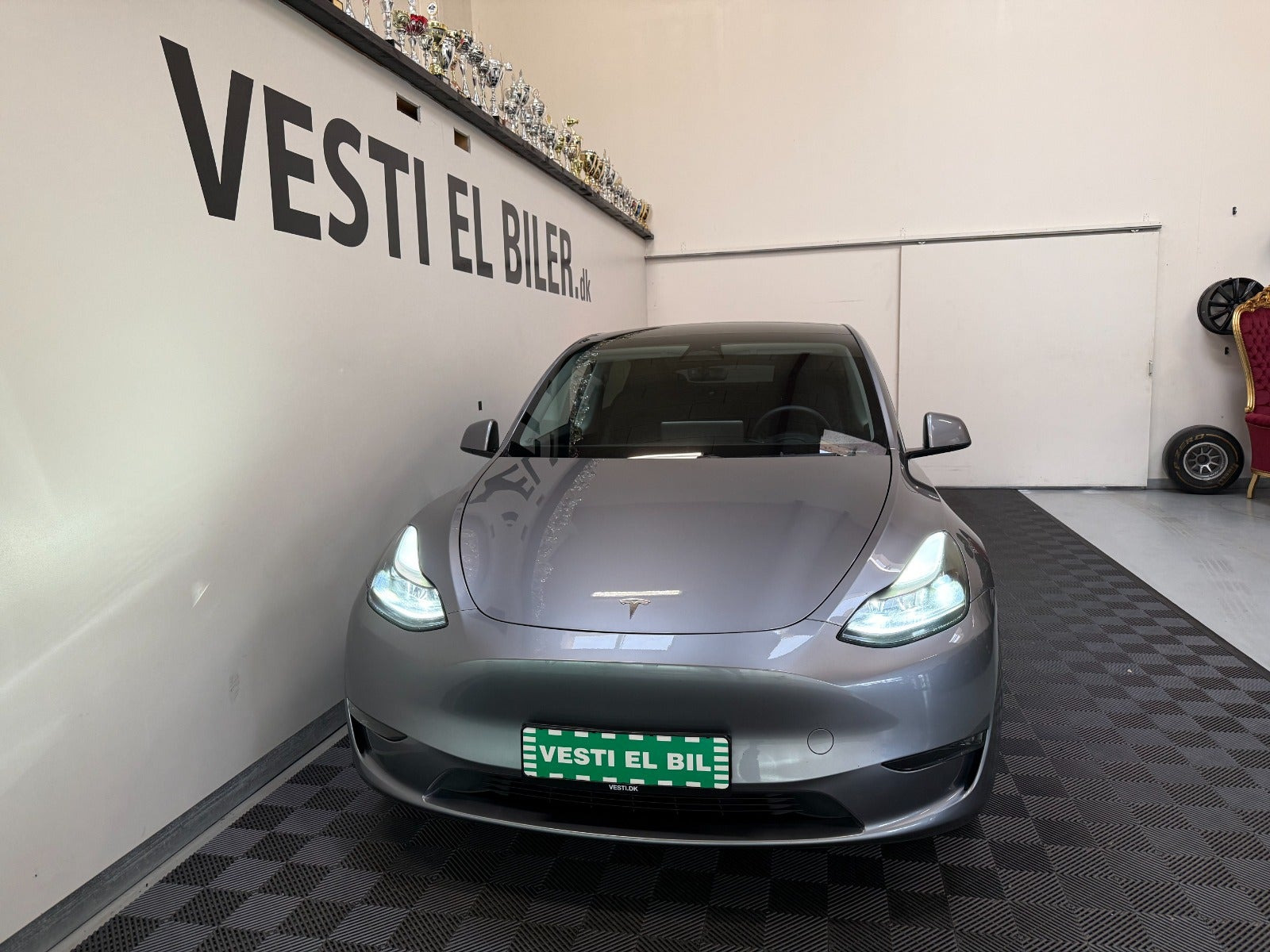 Sølv Tesla Model Y fra 2024