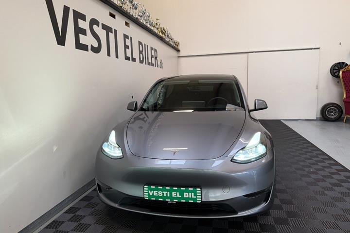 Sølv Tesla Model Y fra 2024
