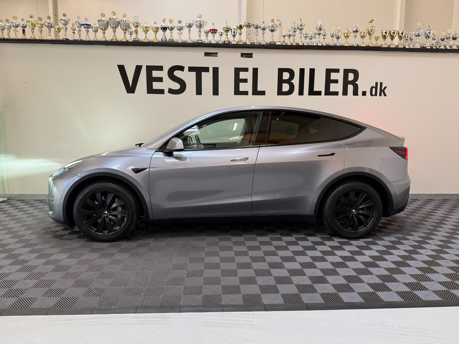 Sølv Tesla Model Y fra 2024