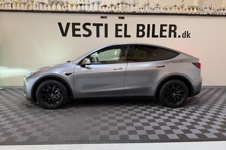 Sølv Tesla Model Y fra 2024