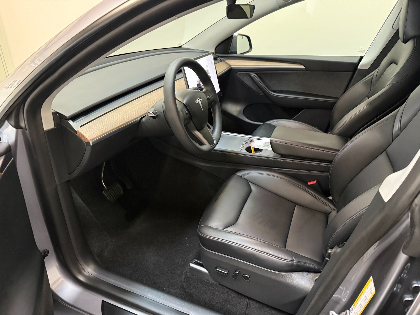 Sølv Tesla Model Y fra 2024