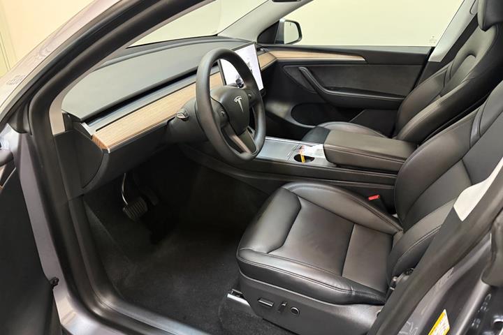 Sølv Tesla Model Y fra 2024