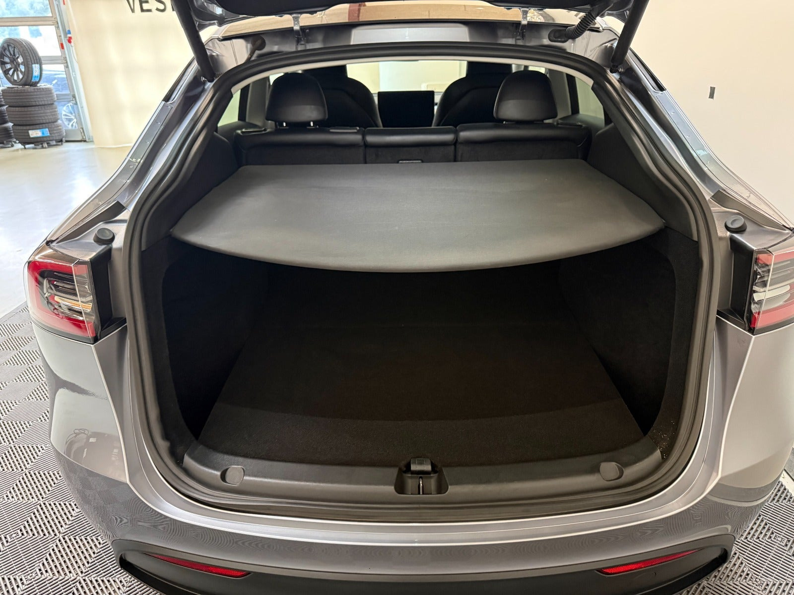 Sølv Tesla Model Y fra 2024