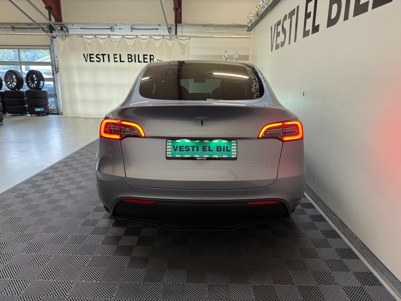 Sølv Tesla Model Y fra 2024