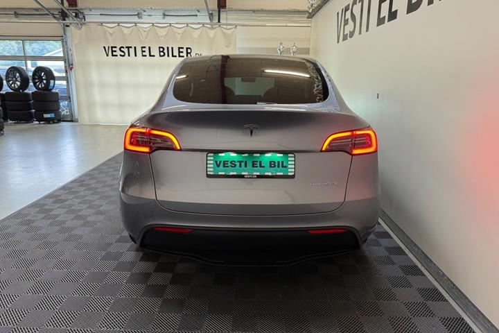 Sølv Tesla Model Y fra 2024