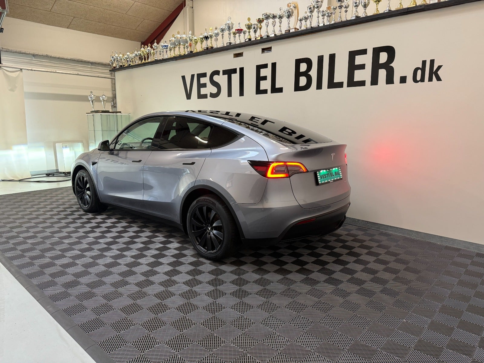 Sølv Tesla Model Y fra 2024