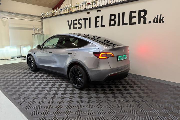 Sølv Tesla Model Y fra 2024