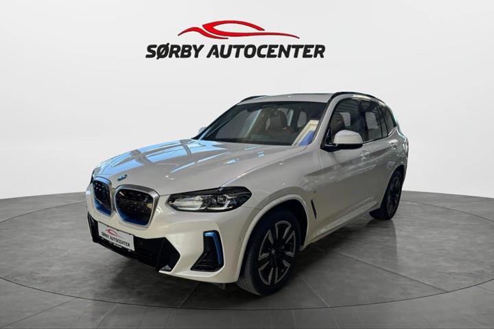 Hvid BMW iX3 fra 2024 set udefra