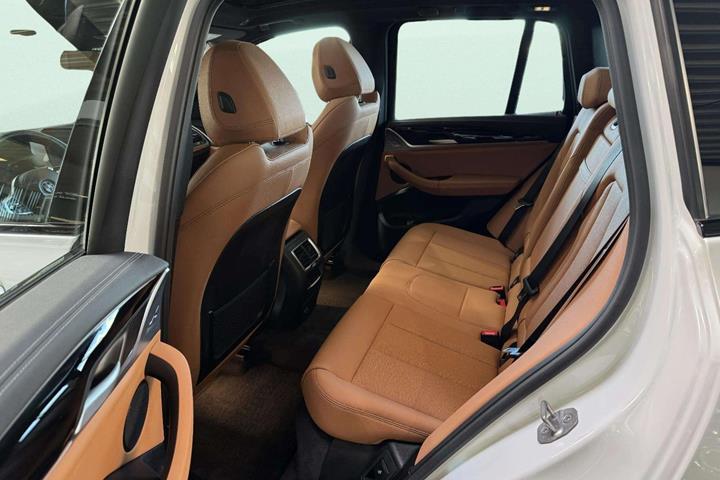 Hvid BMW iX3 fra 2024