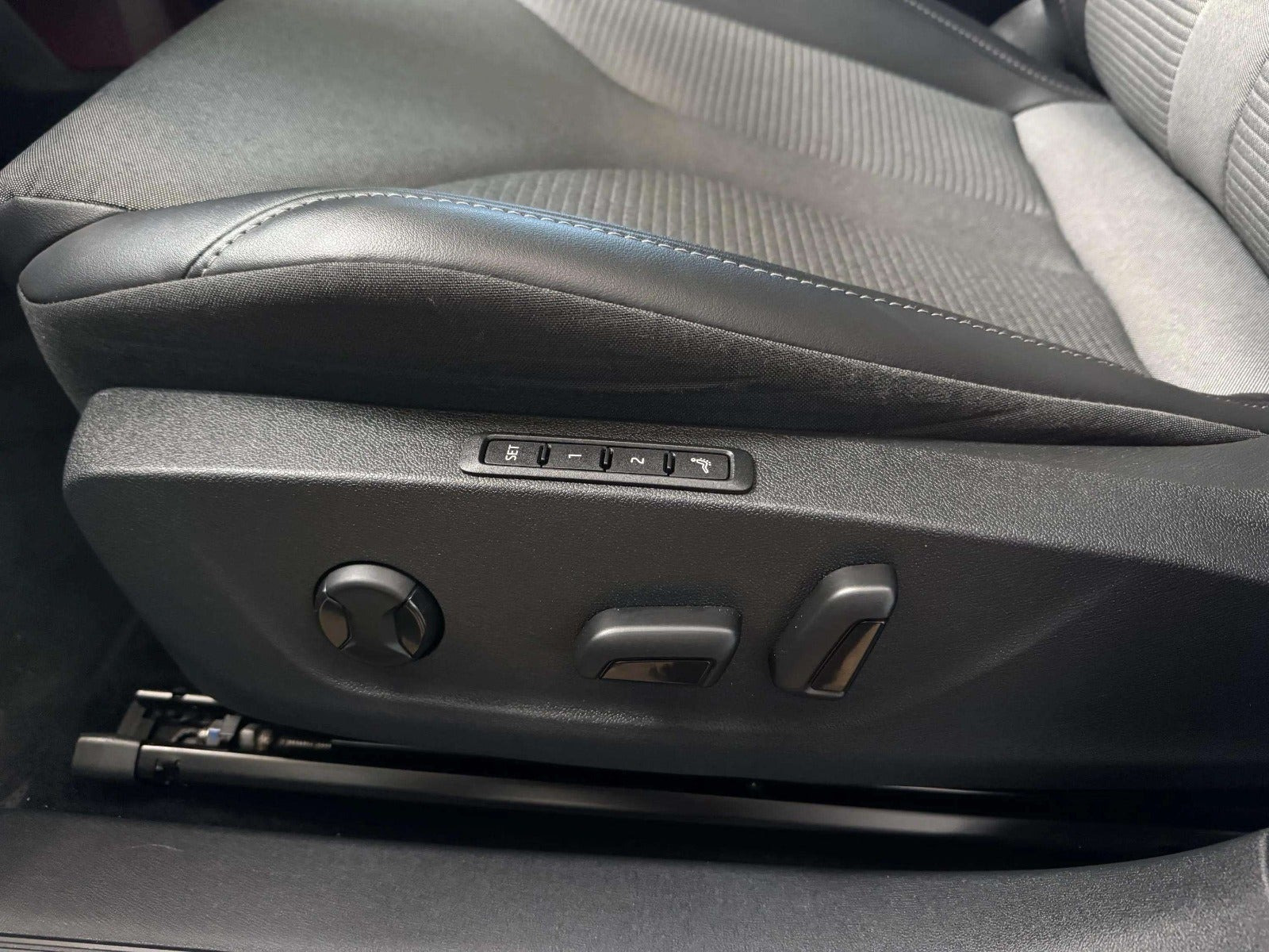 Blå Skoda Enyaq fra 2023