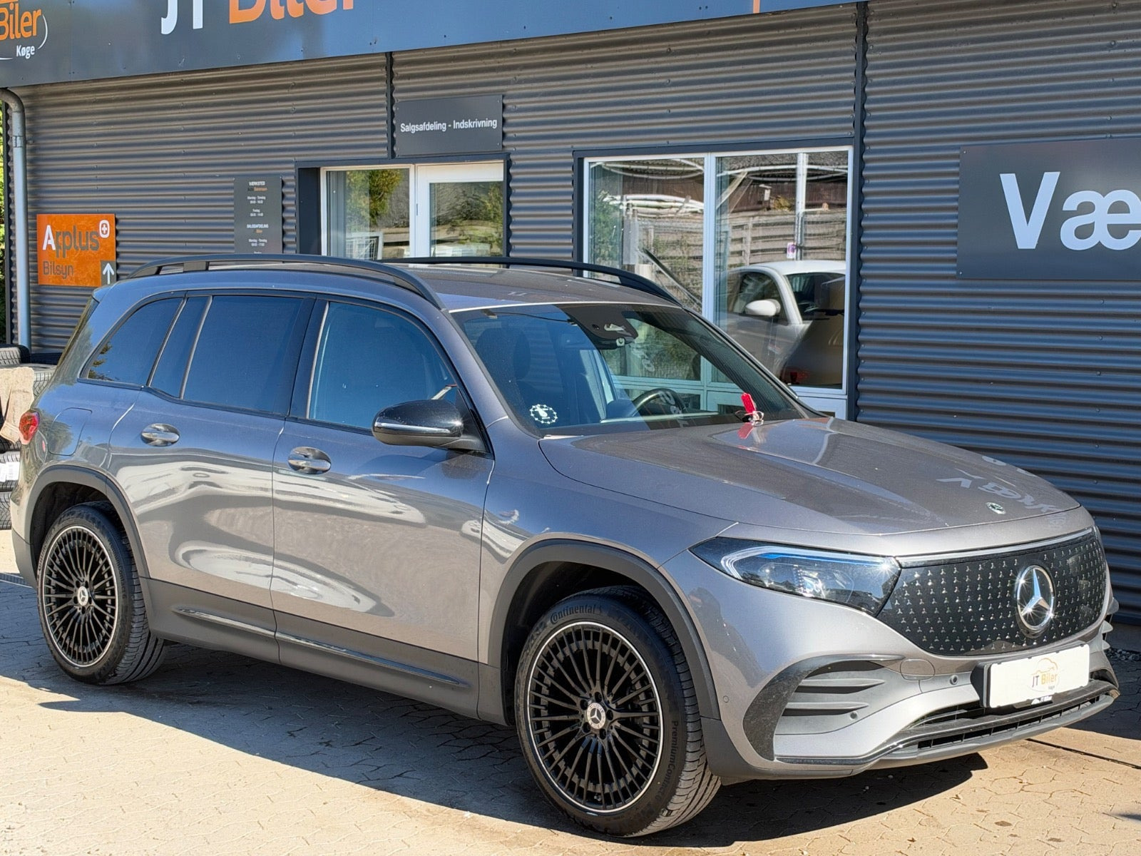 Grå Mercedes EQB250+ fra 2024 set udefra