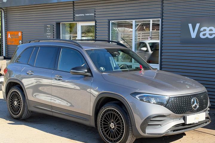 Grå Mercedes EQB250+ fra 2024 set udefra